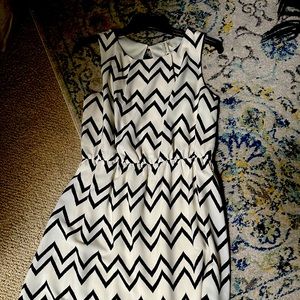Show off that tan🌟Black & white casual/business dress in a cool zig zag design.